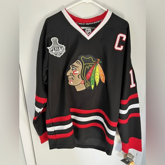 🔥Jonathan Toews Black 2015 Stanley Cup Blackhawks Authentique Reebok Jersey NWT - Picture 10 of 10